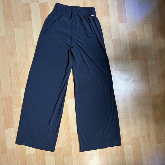 Vuori Villa Wideleg Pant in Black Flowy Wrinkle Resistant Athleisure Lounge - Picture 10 of 14